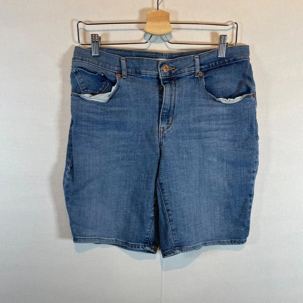 Levi Strauss Co Bermuda Shorts Women's‎ Blue Denim Mid Rise - Size 31